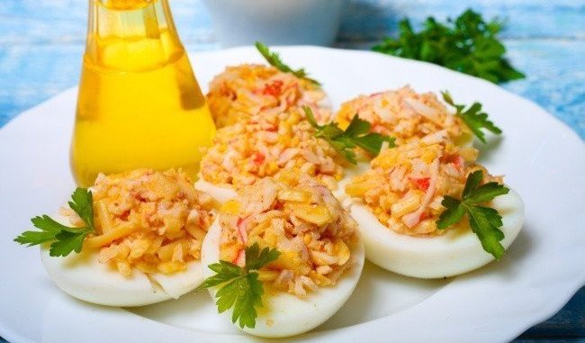 Яйца, фаршированные сыром и крабовыми палочками Яйца, фаршированные сыром и крабовыми палочками