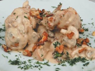 Жаркое из курицы с изюмом и грецкими орехами