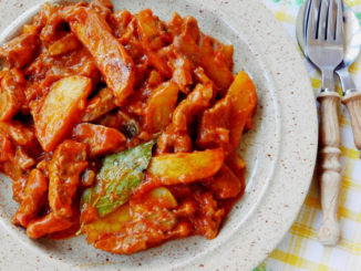 Жаркое из свинины с солеными огурцами