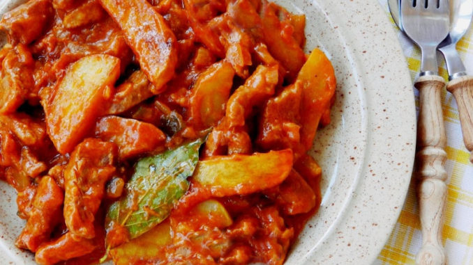 Жаркое из свинины с солеными огурцами Жаркое из свинины с солеными огурцами