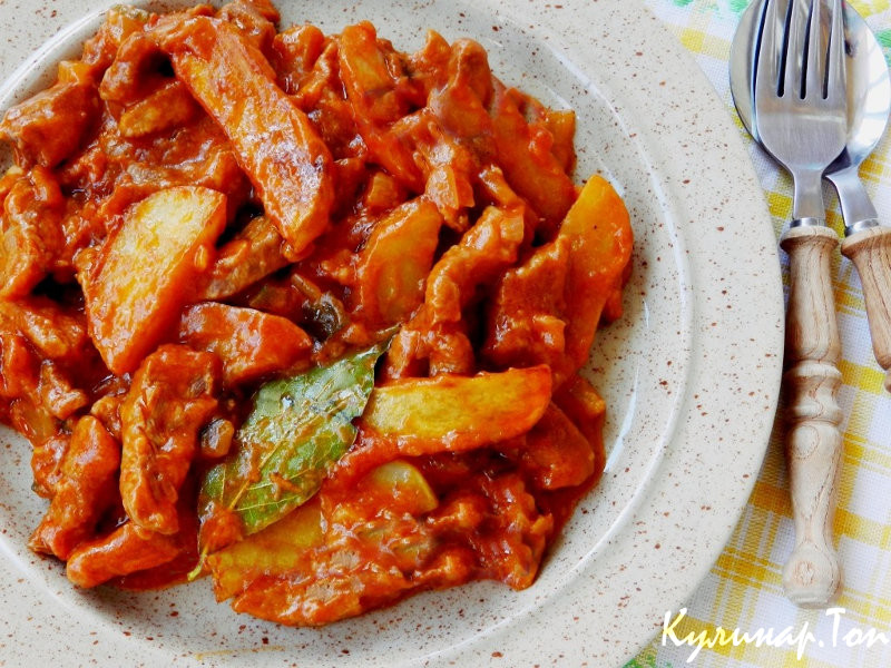 Жаркое из свинины с солеными огурцами