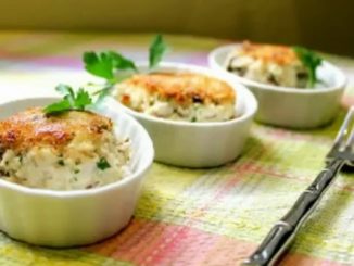 Жюльен из курицы с рыбой и креветками