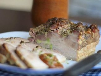 Запеченная свинина с чесноком и майораном