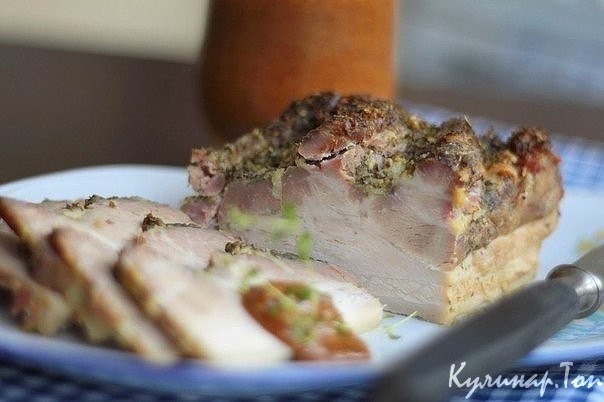 Запеченная свинина с чесноком и майораном