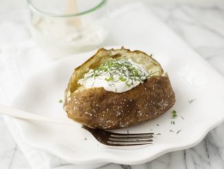 Запеченный картофель со сметаной и травами