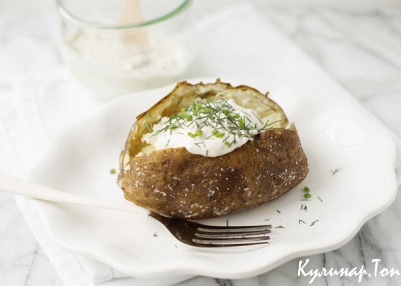 Запеченный картофель со сметаной и травами