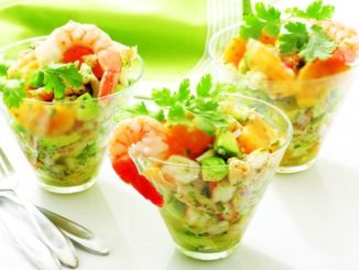 Зеленый салат с креветками и хурмой