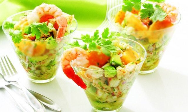 Зеленый салат с креветками и хурмой Зеленый салат с креветками и хурмой
