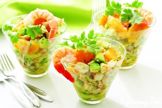 Зеленый салат с креветками и хурмой