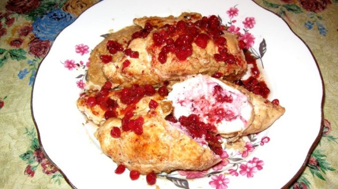 куриный рулес с брусникой
