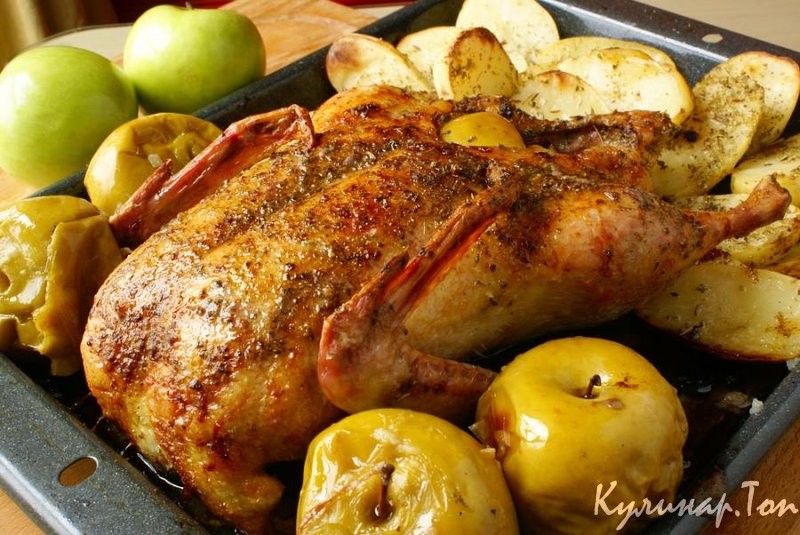 Курица с квашеной капустой и яблоками