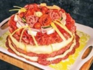 Торт-салат с копченой колбасой и сыром