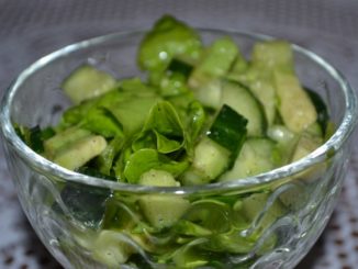 Зеленый салат с огурцом и авокадо