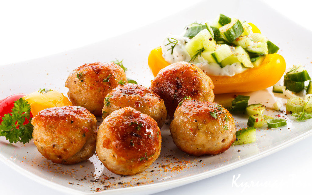 Фрикадельки из куриного фарша с овощами