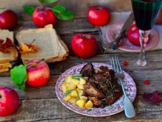 Куриная печень с пряными травами и тушеными яблоками