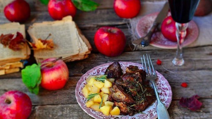 Куриная печень с пряными травами и тушеными яблоками Куриная печень с пряными травами и тушеными яблоками