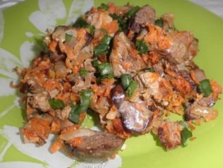 Куриная печень, запеченная с морковью и луком