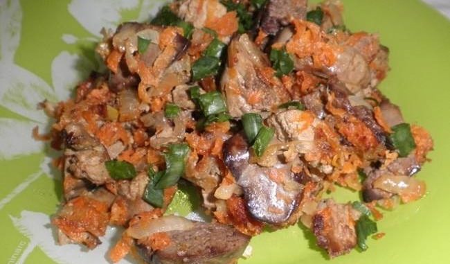 Куриная печень, запеченная с морковью и луком Куриная печень, запеченная с морковью и луком