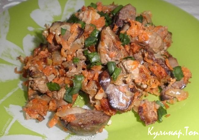 Куриная печень, запеченная с морковью и луком