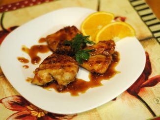 Курица, тушенная в апельсиновом соусе