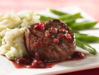 Медальоны из говядины с брусничным соусом