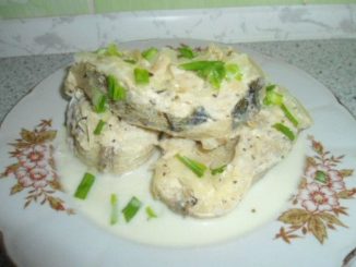 Отварная рыба под сметанным соусом