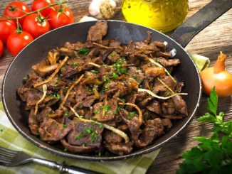 Печень говяжья, жаренная с луком