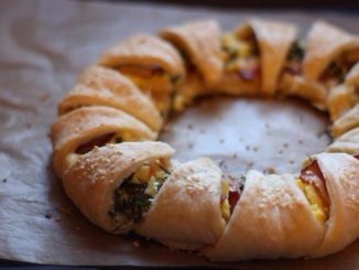 Пирог-венок с колбасой, яйцами и сыром