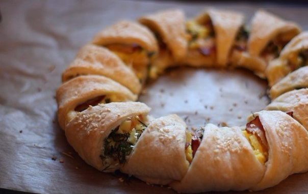 Пирог-венок с колбасой, яйцами и сыром Пирог-венок с колбасой, яйцами и сыром