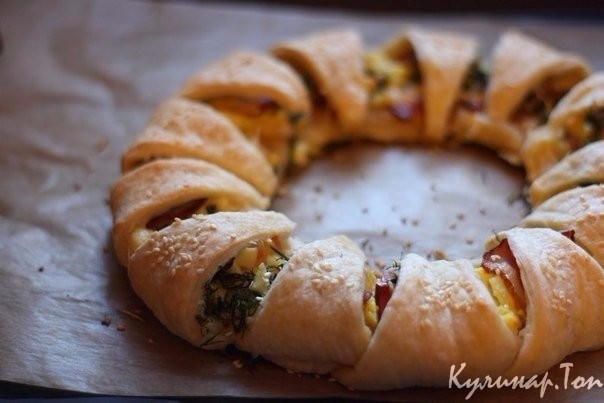 Пирог-венок с колбасой, яйцами и сыром