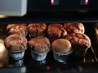 Шоколадные маффины с кусочками шоколада
