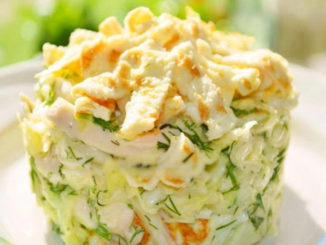 Салат из белокочанной капусты с курицей и яичными блинчиками