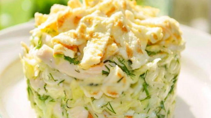 Салат из белокочанной капусты с курицей и яичными блинчиками Салат из белокочанной капусты с курицей и яичными блинчиками