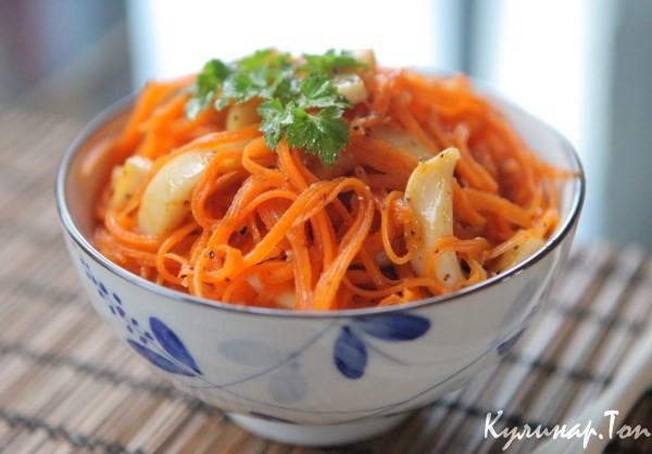 Салат из моркови с кальмаром