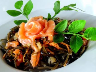 Салат из морской капусты с копченой семгой