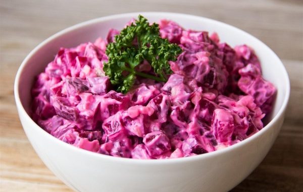 Салат из свеклы со сливочно-майонезным соусом Салат из свеклы со сливочно-майонезным соусом