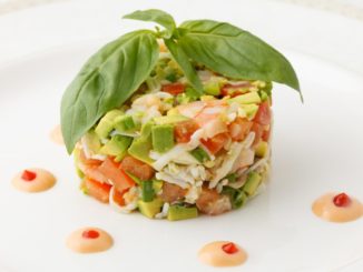 Салат с крабами и авокадо