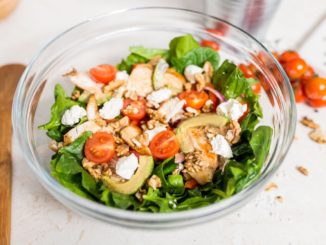 Салат с курицей гриль