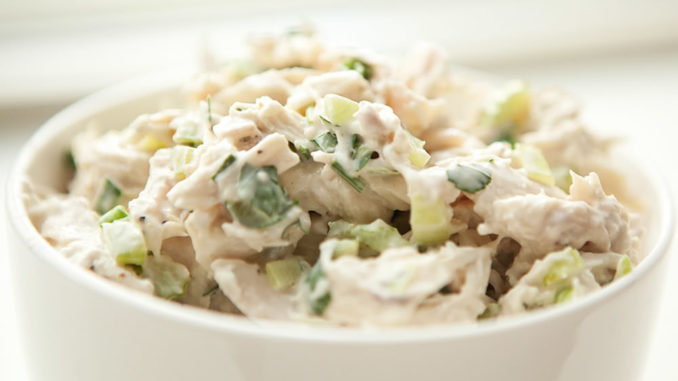 Салат с курицей и сельдереем Салат с курицей и сельдереем