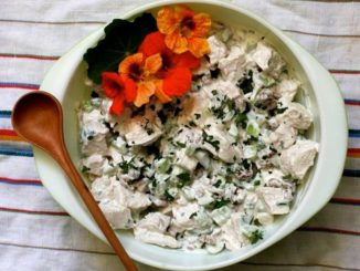 Салат с вареной грудкой и сельдереем