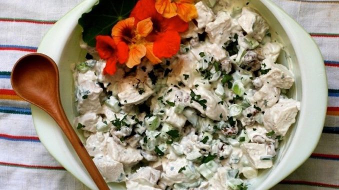 Салат с вареной грудкой и сельдереем Салат с вареной грудкой и сельдереем