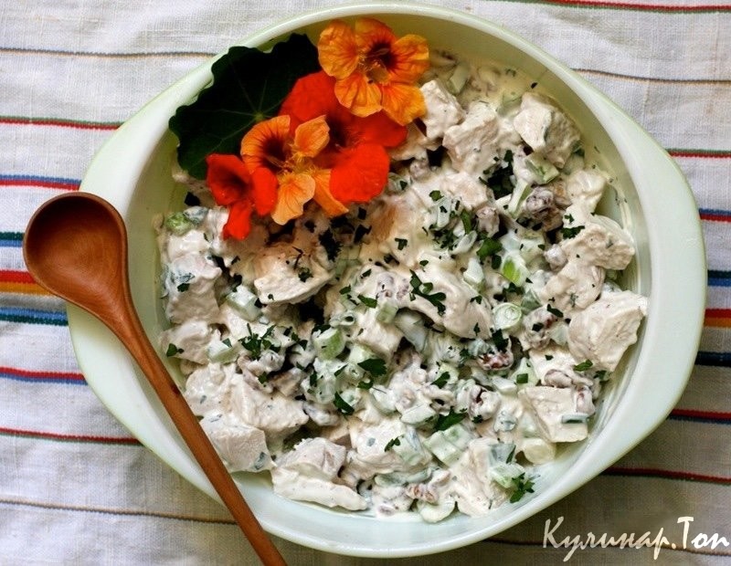 Салат с вареной грудкой и сельдереем