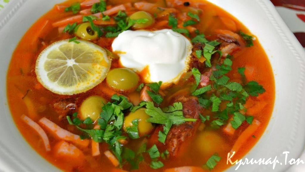 Солянка со свининой, маслинами и грибами
