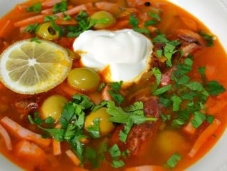 Солянка со свининой, маслинами и грибами