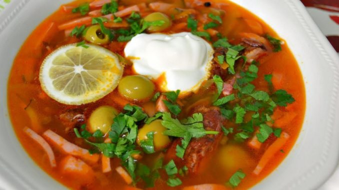 Солянка со свининой, маслинами и грибами Солянка со свининой, маслинами и грибами