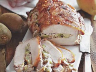 Свинина, фаршированная грушами и киви