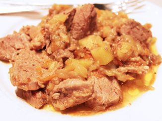 Свинина, запеченная с кабачками