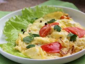Сырный омлет с помидорами