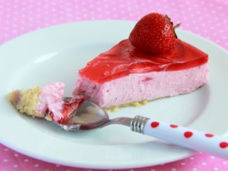 Торт с клубничным муссом и желе