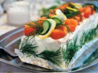 Торт-салат с семгой и свежими огурцами